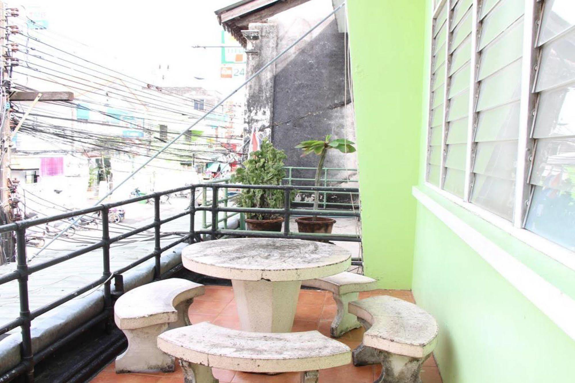 Oyo 1054 Phuket Backpacker Hostel Dış mekan fotoğraf